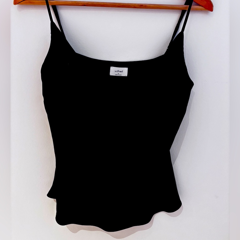 EUC black Aritzia top. Size M. Excellent condition.